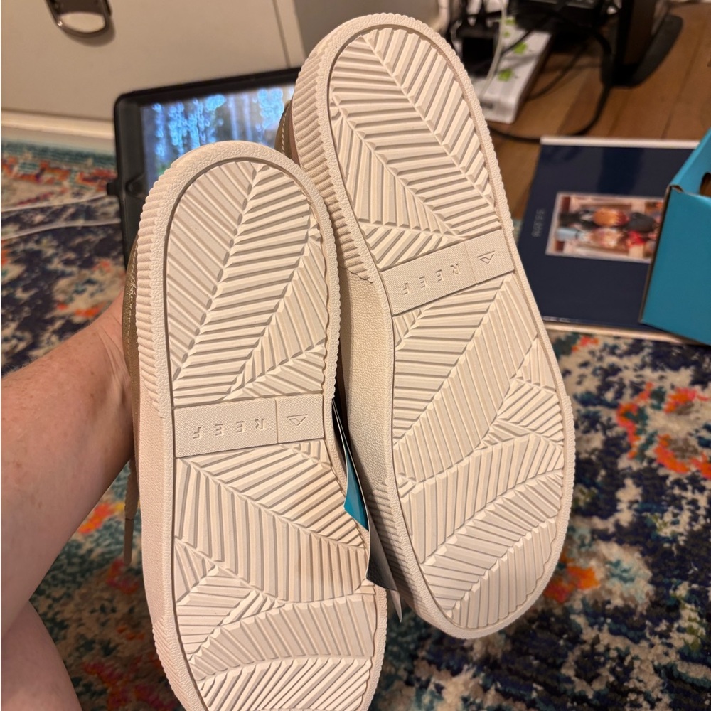 Shimmery gold Reef sneakers - Picture 4 of 10